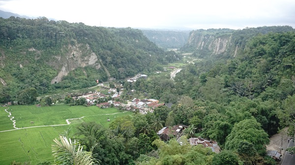 Bentang alam Ngarai Sianok, Sumatra Barat yang hijau menampakkan area pemukiman penduduk dan lahan pertanian yang subur. (Arlicia/KalderaNews)