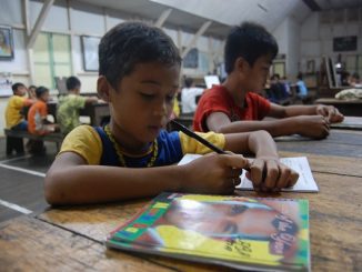 Para Pelajar SMP Katolik Kuala Dua, Dusun Kuala Dua, Kuala Dua, Kecamatan Kembayan, Sanggau, Kalimantan Barat