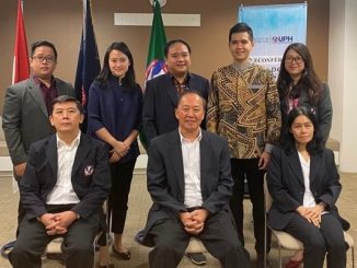 DEPAN: Dekan FK UPH, Prof. Dr. Dr. dr. Eka J. Wahjoepramono, Sp.BS., Ph.D (tengah) bersama Asisten Dekan Pendidikan Klinis, Dr. dr. Julius July, Sp.BS., M.Kes. (kanan), Wakil Dekan Penelitian dan Pengabdian Masyarakat, Dr. dr. Cucunawangsih, Sp.MK (kiri); BELAKANG KA-KI: Direktur FK UPH, Beverley Wonsono, B.A., M.A, Wakil Dekan Bidang Kemahasiswaan, dr. Andree Kurniawan, Sp.PD, Alumni FK UPH, dr. Vito A. Damay, Sp. JP (K)., M.Kes, dan 2 dokter muda yang mengikuti angkat sumpah dokter di kampus FK UPH Lippo Village, Karawaci, Tangerang Banten, Kamis, 26 Maret 2020