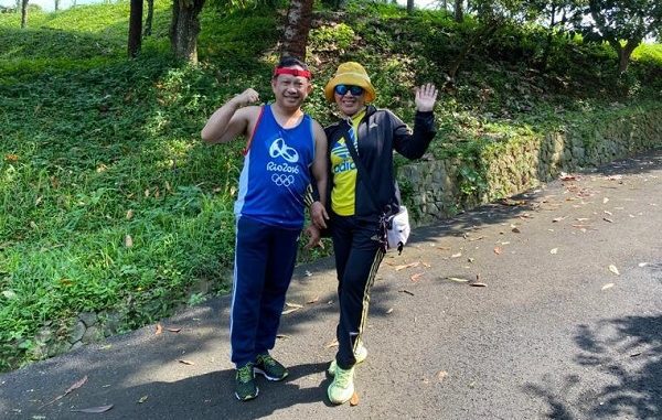 Mendagri Tito Karnavian bersama isteri tercinta Tri Suswati Karnavian yang sedang melakukan olah-raga pagi (jogging) di sebuah kawasan asri dan hijau, Minggu, 15 Maret 2020