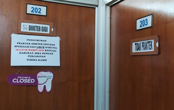 Papan Pengumuman Dokter Libur Karena Corona Sejumlah dokter di Jakarta memutuskan tidak praktek karena Corona dan memilih work from home, kecuali darurat bisa dengan perjanjian terlihat di papan pengumuman di sebuah klinik di Jakarta, Rabu, 18 Maret 2020