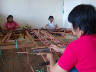 Perempuan perajin kain ikat di Kalimantan Barat