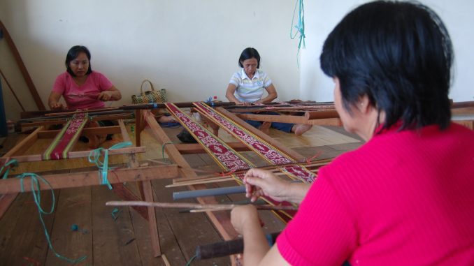 Perempuan perajin kain ikat di Kalimantan Barat