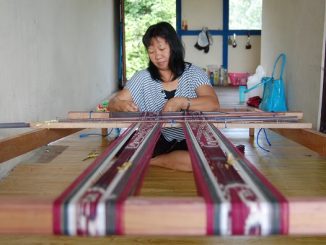 Perempuan perajin kain ikat UMKM, Kerajinan, di Kalimantan Barat