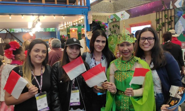 Milenial Kolombia di Vitrina Turistica 2020 di Bogota, Kolombia Milenial Kolombia di stand Indonesia pada pameran wisata Vitrina Turistica 2020 di Bogota, Kolombia, salah satu pameran pariwisata terbesar di kawasan Amerika Latin, 26-28 Februari 2020