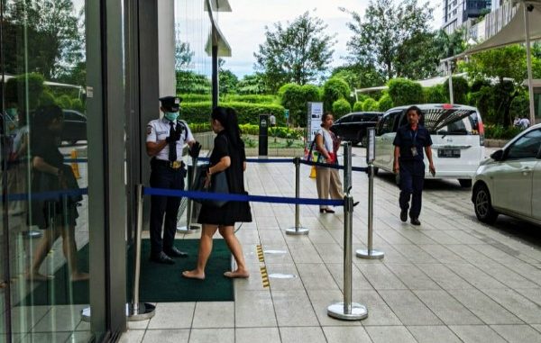 alat thermo scanner di sejumlah pintu masuk perkantoran yang ada di Sudirman Central Business District atau SCBD alat thermo scanner seperti terlihat di sejumlah perkantoran yang ada di Sudirman Central Business District atau SCBD merupakan kawasan bisnis yang terletak di Jakarta Selatan, pada Kamis, 5 Maret 2020.