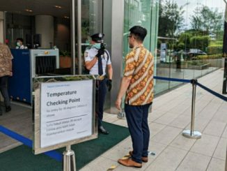 Petugas memeriksa dengan alat thermo scanner di sejumlah pintu masuk perkantoran yang ada di Sudirman Central Business District atau SCBD di Jakarta Selatan, Kamis, 5 Maret 2020 (KalderaNews/Malena)