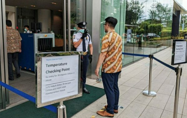 Petugas memeriksa dengan alat thermo scanner di sejumlah pintu masuk perkantoran yang ada di Sudirman Central Business District atau SCBD Petugas memeriksa dengan alat thermo scanner di sejumlah pintu masuk perkantoran yang ada di Sudirman Central Business District atau SCBD di Jakarta Selatan, Kamis, 5 Maret 2020 (KalderaNews/Malena)