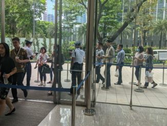 Petugas memeriksa dengan alat thermo scanner di sejumlah pintu masuk perkantoran yang ada di Sudirman Central Business District atau SCBD di Jakarta Selatan, Senin, 9 Maret 2020