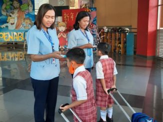 Peserta didik SDK PENABUR Bintaro Jaya cegah penyebaran virus Corona dengan dicek suhu tubuhnya tiap pagi (KalderaNews/Dok Sekolah)