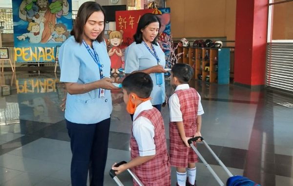 SDK PENABUR Bintaro Jaya Cegah Corona Peserta didik SDK PENABUR Bintaro Jaya cegah penyebaran virus Corona dengan dicek suhu tubuhnya tiap pagi (KalderaNews/Dok Sekolah)