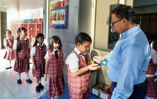 Peserta didik SDK PENABUR Bintaro Jaya cegah penyebaran virus Corona dengan hand sanitizer tiap pagi (KalderaNews/Dok. Sekolah)