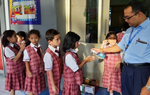 Peserta didik SDK PENABUR Bintaro Jaya cegah penyebaran virus Corona dengan hand sanitizer tiap pagi (KalderaNews/Dok. Sekolah)