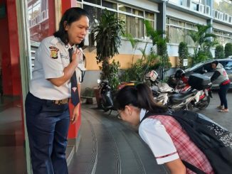 Peserta didik SDK PENABUR Bintaro Jaya cegah penyebaran virus Corona dimulai dengan salam gaya baru security tiap pagi (KalderaNews/Dok Sekolah)