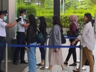 Petugas memeriksa dengan alat thermo scanner di sejumlah pintu masuk perkantoran yang ada di Sudirman Central Business District atau SCBD di Jakarta Selatan, Rabu, 11 Maret 2020