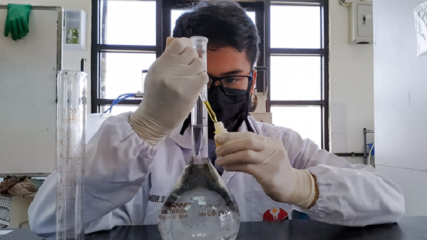 Produksi Handsanitizer UPI Dr. Yatti Sugiarti, M.P memproduksi handsanitizer dengan dibantu asisten laboratorium Prodi Agro Industri FPTK