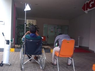 Social distancing cegah virus Corona (Covid-19) di Rumah Sakit Mitra Keluarga Pratama Jatiasih, Jl. Raya Jatimekar, RT.01/RW.012, Jatimekar, Kec. Jatiasih, Kota Bekasi, Jawa Barat, Rabu, 25 Maret 2020