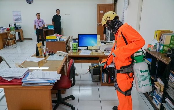 Penyemprotan cairan disinfektan untuk cegah Corona di Universitas Kristen Maranatha Bandung, Senin, 16 Maret 2020