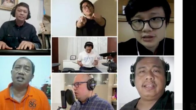 Alumni Kolese Kanisus bernyanyi "Rumah Kita" untuk galang donasi. (Dok. Alumni Kolese Kanisius Jakarta)