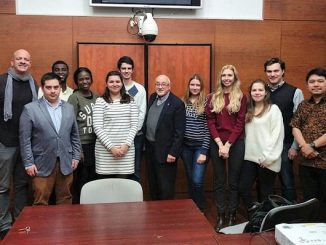 Alumnus Program Master of Global Public Policy dari The Russian Presidential Academy of National Economy and Public Administration (RANEPA), Widya Priyahita Pudjibudojo (batik) di Rusia