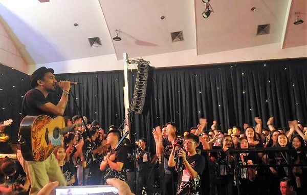 Glenn Fredly tampil di Escalades Concordia SMAK 5 PENABUR Jakarta, Jumat malam, 12 Oktober 2018 Glenn Fredly tampil di Escalades Concordia SMAK 5 PENABUR Jakarta, Jumat malam, 12 Oktober 2018