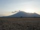 Hamparan luas padang rumput Sabana Baluran dengan latar Gunung Baluran dapat menjadi latar bagi pecinta fotografi. (Arlicia/KalderaNews)