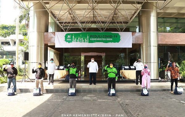 Ristek Brin Peduli Menteri Bambang PS Brodjonegoro saat pemberian sembako kepada perwakilan masyarakat di Lobi Eksekutif Gedung Baharuddin Jusuf Habibie, Jakarta Pusat pada Jumat, 17 April 2020