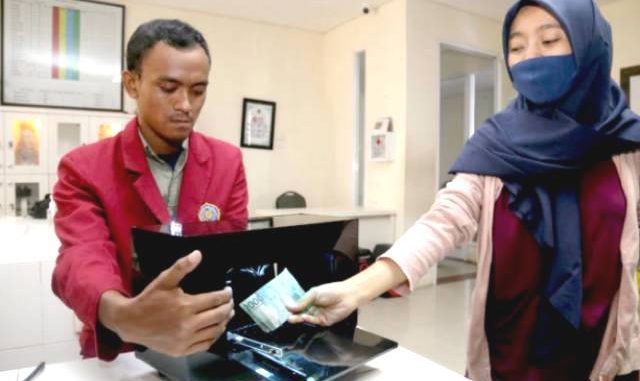 Dua mahasiswa Universitas Muhammadiyah (Unmuh) Surabaya membuat alat sterilisasi uang. (Dok. Unmuh)