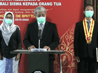 Jalu Jagad Maharsi (kanan belakang) mewakili rekan-rekan dalam wisuda di SMA Kolese de Britto Yogyakarta. (Dok. Kolese de Britto)