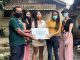 Mahasiswi Program Sarjana Manajemen Universitas Kristen Maranatha angkatan 2018, Jasmine menyerahkan donasi ke Kebun Binatang Bandung