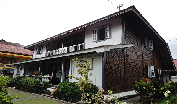 Museum Rumah Kelahiran Bung Hatta bertempat di Jalan Soekarno Hatta No. 37, Bukittinggi, Sumatra Barat. Meski bukan bangunan asli, pembangunan rumah tersebut mengikuti bentuk asli yang terekam di memoir Bung Hatta dan berbagai foto/dokumentasi milik keluarga. (KalderaNews/Arlicia)