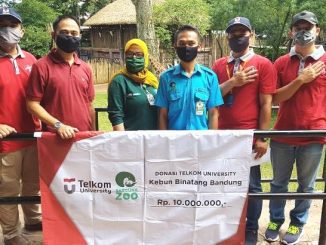 Telkom University memberikan donasi bagi pengelola Kebun Binatang Bandung. (Dok.Tel-U)