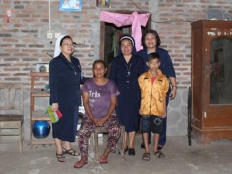 Sr. Rosiana, CB Kakanwil Jawa Tengah dan Pimpinan Sekolah SMK Pius X Magelang terjun langsung memberikan perhatian pada keluarga peserta didik