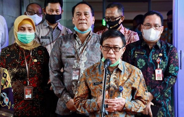 Mediasi Kemendikbud PLT Sekjen Kemendagri M Hudori bersama PLT Irjen Kemendikbud Chatarina M Girsang dan Sekda Pemprov DKI Saefullah memberikan keterangan pers ke awak media tentang kesepakatan solusi kisruh PPDB (KalderaNews/Kemendagri)