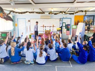 Peserta didik di Sekolah St. Thomas the Apostle Primary School, Kambah, ACT belajar gamelan Bali pada 28 Agustus 2020