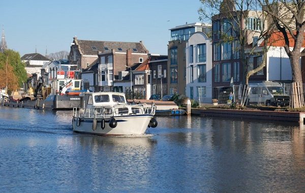 Rumah-rumah di pinggir kanal yang ditata apik di Delft, Belanda