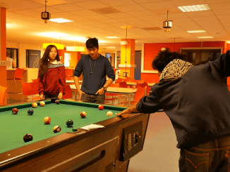 Mahasiswa Indonesia di ICT Fontys mengisi waktu senggang salah satunya dengan bermain billiard. Fasilitas ini disediakan pihak universitas untuk para mahasiswanya