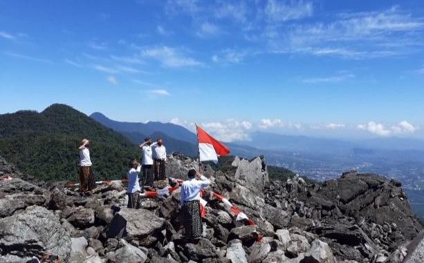 Komunitas Niang Ka’eng Bealaing mengibarkan Sang Merah Putih di Puncak Gunung Nampar Nos, Manggarai Timur, Flores, Nusa Tenggara Timur, Senin, 17 Agustus 2020