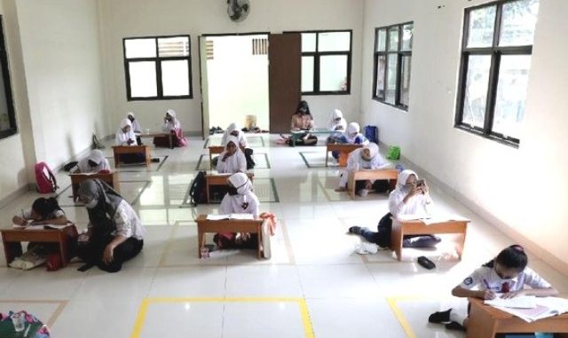 Ilustrasi: Para pelajar memanfaatkan internet gratis untuk belajar online di aula Kelurahan Jatirahayu, Bekasi. (Ist.) Ilustrasi: Para pelajar memanfaatkan internet gratis untuk belajar online di aula Kelurahan Jatirahayu, Bekasi. (Ist.)