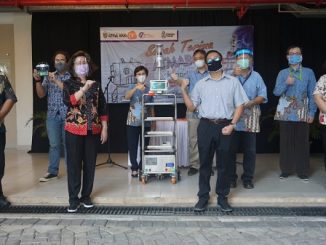 Rektor Unika Atma Jaya, Dr.A.Prasetyantoko bersama Direktur RS Atma Jaya dr.Shennny Nurmala, MM dan tim Fakultas Teknik UAJ saat peluncuran robot yang diberi nama AtmaBot