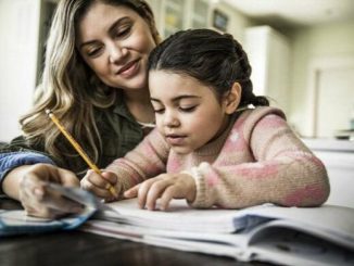 Ilustrasi orang tua mendampingi anak saat belajar di rumah. Sejarah merupakan pelajaran yang seharusnya tidak dihafal (KalderaNews/Ist)