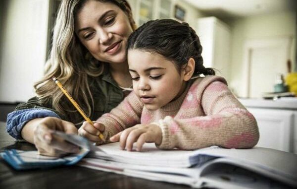 Ilustrasi orang tua mendampingi anak saat belajar di rumah. Sejarah merupakan pelajaran yang seharusnya tidak dihafal (KalderaNews/Ist)