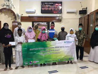 Pemberian santunan PT Bank Syariah Bukopin (BSB) kepada anak yatim dan piatu di Yayasan Masjid Al Waqfiyah Salemba, Senen, Jakarta Pusat (KalderaNews/Dok. BSB)