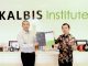 Kalbis Institute gandeng MAP Retail Academy untuk peningkatan mutu akademik. Tanda tangan kerja sama dilakukan oleh Naik Henokh Parmenas, S.H., M.M. selaku Rektor Kalbis Institute dan Regina Kusuma Mutti, selaku General Manager MAP Retail Academy (KalderaNews.com/Dok Kalbis Institute)