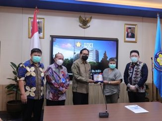 Penyerahan ventilator dan bantuan alat medis lainnya secara simbolis kepada pihak UKI (KalderaNews/Dok. UKI)