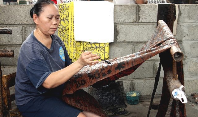 Seorang pembatik di sentra pembuatan Batik Banyumasan. (KalderaNews.com/y.prayogo)