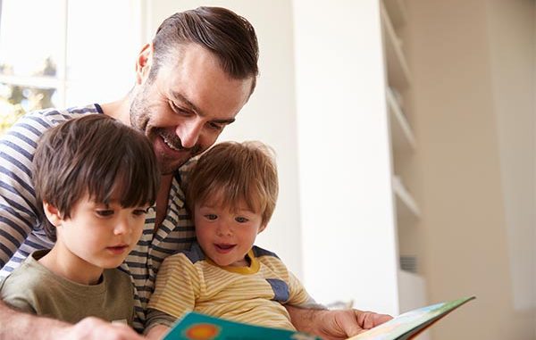 Ilustrasi anak dan orang tua baca buku bersama (kalderaNews/Ist)
