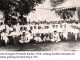 Peserta Kongres Pemuda Kedua 1928 sedang berfoto bersama di halaman Gedung Kramat Raya 106