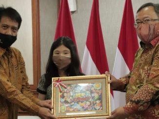 Menteri Riset dan Teknologi/Kepala Badan Riset Inovasi Nasional, Bambang PS Brodjonegoro menyerahkan penghargaan kepada pemenang Science Studio 2020.. (KalderaNews.com/Dok.Kemenristek/BRIN)