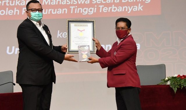 Rektor Untar, Prof. Dr. Ir. Agustinus Purna Irawan menerima penghargaan Rekor Muri. (KalderaNews.com/Dok.Untar)